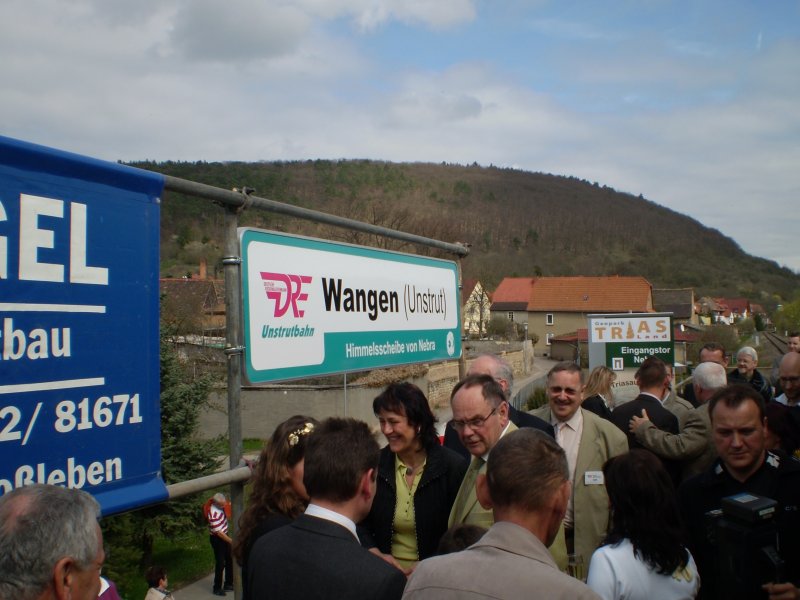 Zahlreiche Besucher, Gste und Vertreter der Mitwirkenden nach der Enthllung des Hp-Schildes in Wangen (Arche Nebra); 09.04.2009
