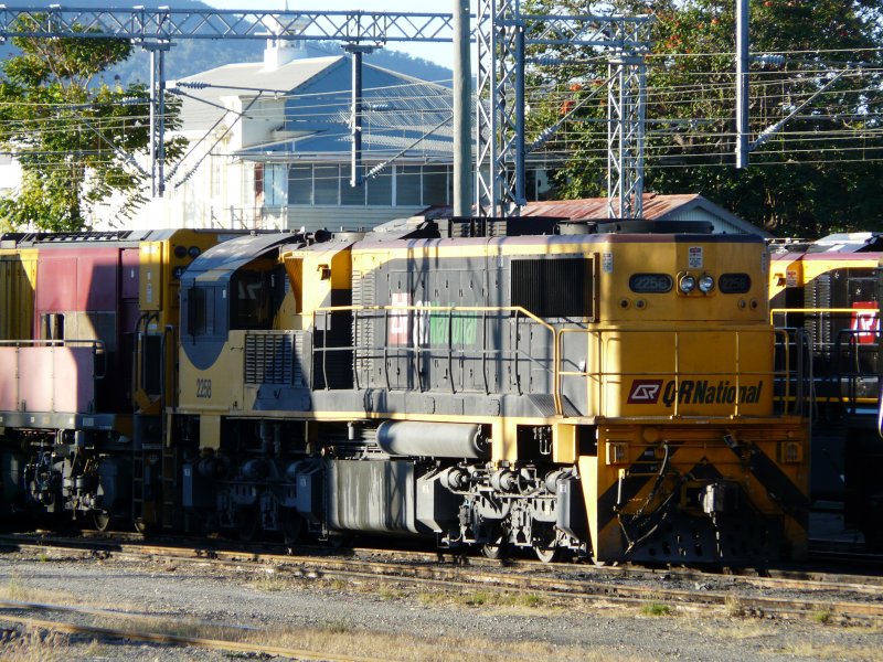 Zahlreiche Dieselloks stehen am 4.7.2009 in Rockhampton, da hier die Elektrifizierung der Strecke von Brisbane nach Cairns endet.