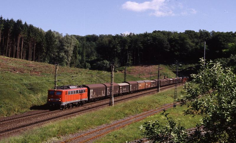 Zahlreiche G�terz�ge kommen auch am Samstag hier am Schl�chterner Tunnel vorbei E 140 am 26.06.05