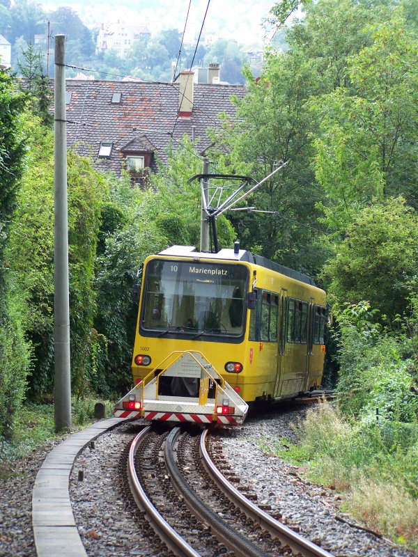 Zahn auf Zahn geht es hinunter zum Endebahnhof Marienplatz. 
Die Stuttgarter Zahnradbahn pendelt vom Marienplatz nach Stuttgart-Degerloch. Aufgenommen am 13.August 2007. Gru noch an den netten Lokfhrer.