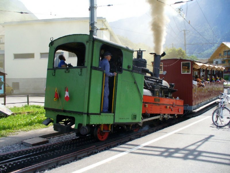 Zahnrad Dampflok  H 2/3  5 mit Personenwagen C 3..beim verlassen des Bahnhofsareals von Wilderswil am 19.08.2006