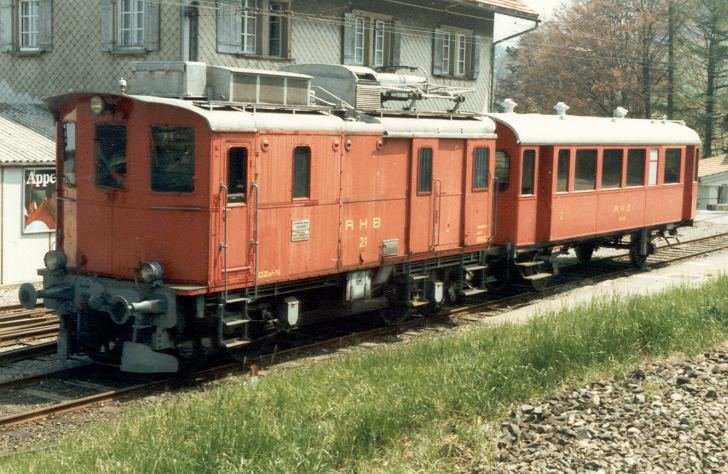 Zahnrad E - Lok  DZeh 2/4  21 mit Personenwagen 1+2 Kl. AB ??? im Bahnhofsareal von Heiden im Aug. 1985