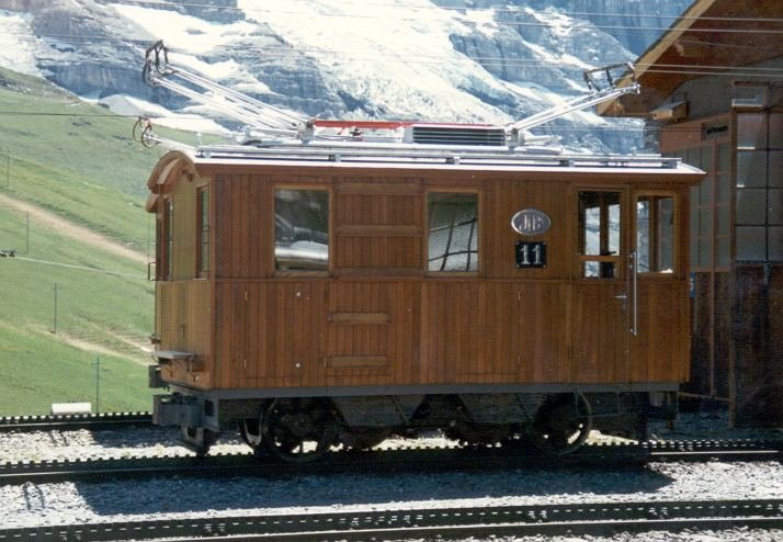 Zahnrad E-Lok He 2/2 11 im Bahnhofsareal von der Kleinen Scheidegg im Mrz 1990