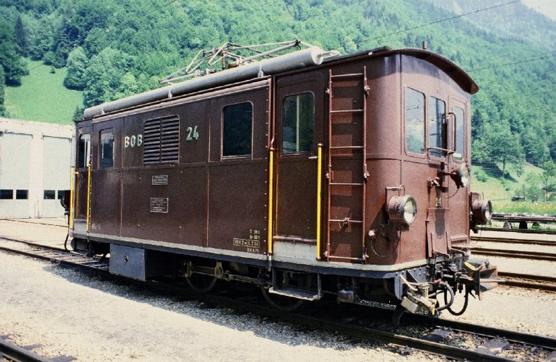 Zahnrad E-Lok  HGe 3/  24 Abgestellt im Bahnhofsareal von Zweiltschienen im Juni 1985  .. Bild ab Dia ..