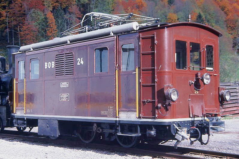 Zahnrad E-Lok  HGe 3/3 24 auf dem Depot-Werksttte areal von Zweiltschienen im April 1984