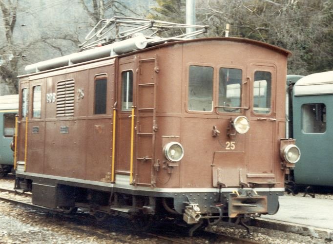 Zahnrad E-Lok  HGe 3/3 25  im Bahnhofsareal von Interlaken Ost im April 1984