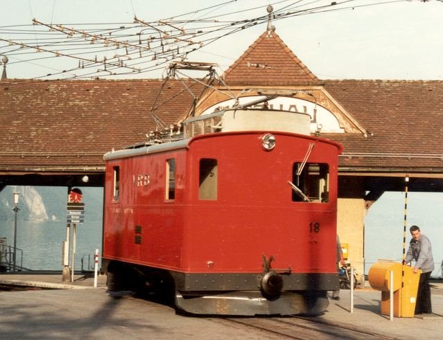 Zahnrad E-Lok Veteran der Vitznau - Rigi Bahn .. He 2/2  18 auf der Drehscheibe in Vitznau im Juni 1985