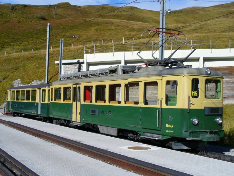 Zahnrad - Gepck Triebwagen 2 Kl. BDeh 4/4 115 + Steuerwagen 2 Kl. Bt 213  mit neuer Zielanzeige am Wagenkasten angebaut im Bahnhof der Kleinen Scheidegg am 06.09.2006