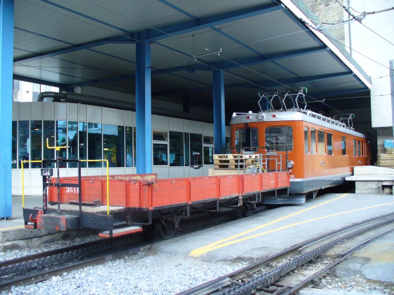Zahnrad Gtertriebwagen Deh 4/4  3015 mit Gterwagen Kkl 3611 Morgens um 07.40 im Bahnhof von Zermatt am 19.04.2007