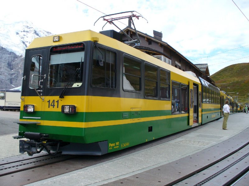 Zahnrad - Panorama Triebwagen Pano 2 Kl .. Beh 4/8 141 im Bahnhof der Kleinen Scheidegg am 06.09.2006