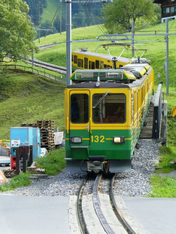 Zahnrad Triebwagen BDeh 4/8  132 ..Beim verlassen des Bahnhofareals Grindelwald Grund in Richtung Kleine Scheidegg am 19.08.2006