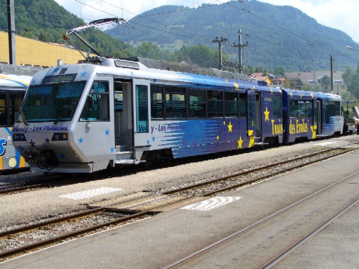 Zahnrad - Triebwagen Beh 2/4 71 mit Steuerwagen der mvr im Bahnhof von Bloney am 30.07.2006