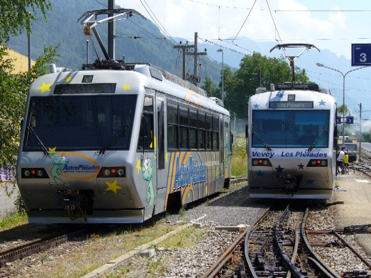Zahnrad - Triebwagen Beh 2/4 72 und Beh 2/4  71 der mvr im Bahnhof von Bloney am 30.07.2006