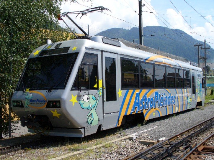 Zahnrad - Triebwagen Beh 2/4 72 der mvr im Bahnhof von Bloney am 30.07.2006