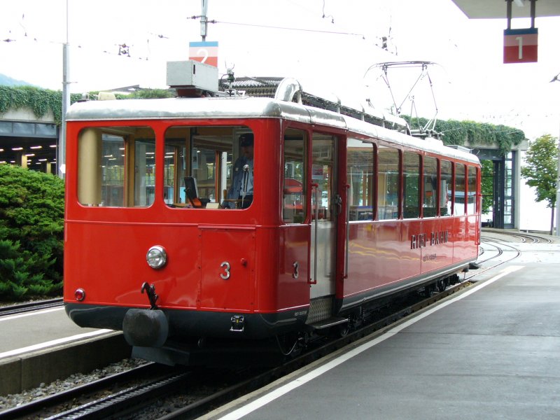 Zahnrad Triebwagen Bhe 2/4 3 der Rigi Bahnen ( VRB ) im Bahnhof von Vitznau am 08.09.2006