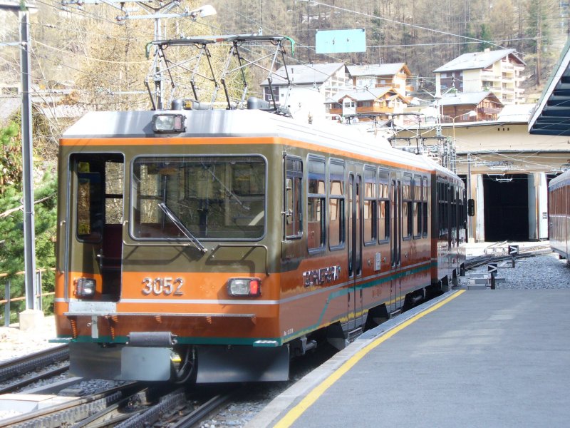 Zahnrad Triebwagen Bhe 4/8  3052 im Bahnhof von Zermatt am 18.04.2007