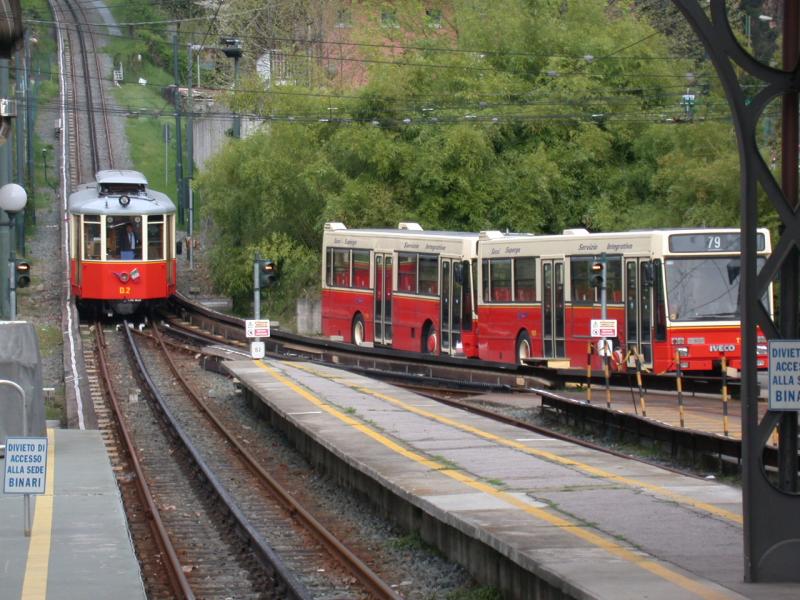 Zahnradbahn Sassi - Superga in Torino. Die Bahn startet am Stadtrand (Endstation Tramlinie 15) in Sassi und berwindet in einer halben Stunde 400 Hhenmeter. Die Bergstation befindet sich unmittelbar bei der Basilica von Superga. Bei klarem Wetter ist die Stadt und Umgebung gut zu sehen. (20.04.2006)