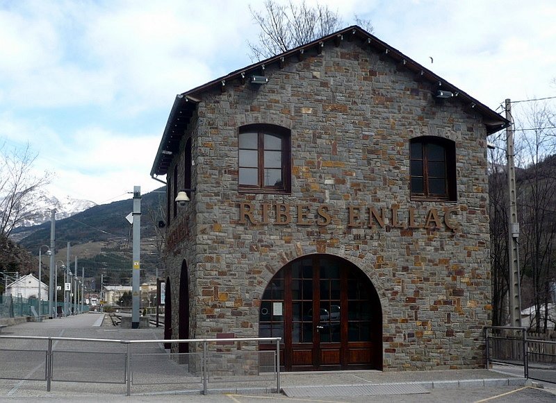 Zahnradbahnhof Ribes-Enllac, 905 m, links daneben der RENFE-Bahnhof Ribes de Freser, von hier fhrt die Bahn 12,5 km zum Vall de Nuria in 1964 m Hhe, aufgenommen am 07.03.2008