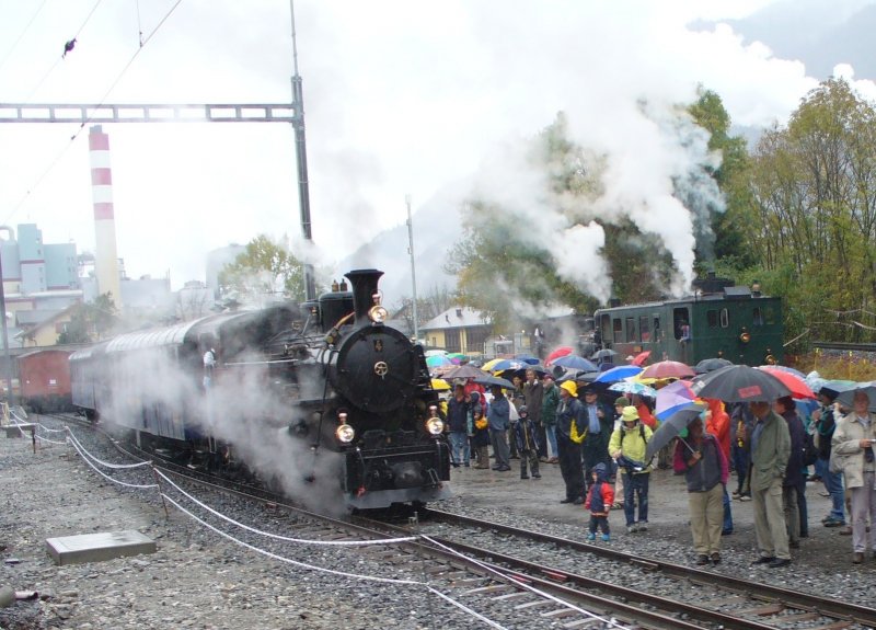 Zahnraddampflok HG 3/4 4 mit Personenwagen am Dampflokfest der RhB im Bahnhof von Untervaz am 29.10.2006
