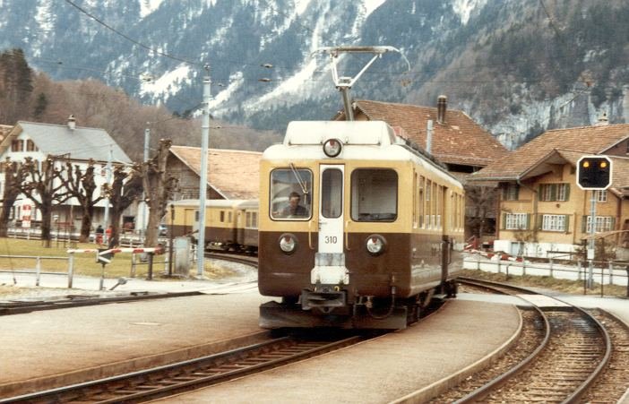 Zahnradtriebwagen ABeh 4/4 310 bei der Einfahrt in den Bahnhof von Wilderswil am 25.04.1984