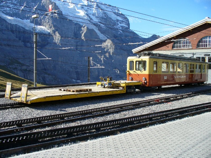 Zahnradtriebwagen BDeh 2/4  201 mit Dienstwagen X 84 vor den alten Depot auf der Kleinen Scheidegg am 06.09.2006