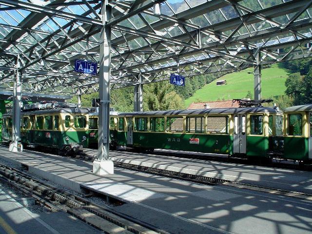 Zahnradtriebwagen und Steuerwagen im alten Anstrich der Wengeneralpbahn WAB in der Bahnhofshalle von Lauterbrunnen im August 2005