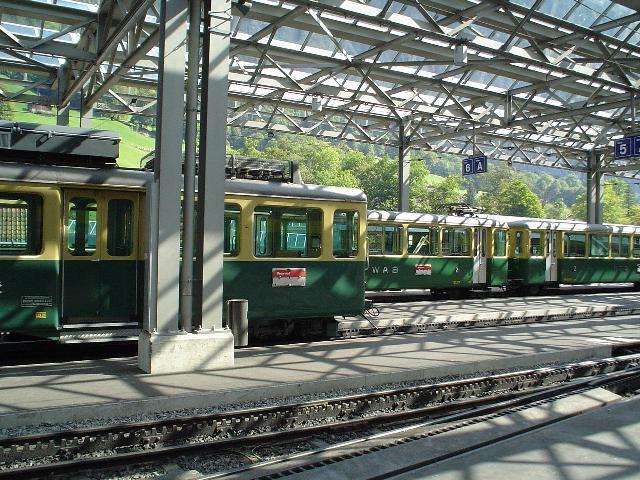 Zahnradtriebwagen und Steuerwagen im alten Anstrich der Wengeneralpbahn WAB in der Bahnhofshalle von Lauterbrunnen im August 2005