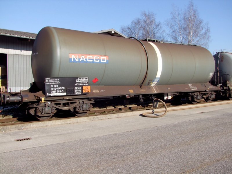Zas_3780(D-NACCO)7861203-3 wird am Bhf. RIED i.I. direkt in die vorhande ca. 1Km lange Pipeline zum Schmier�lbetrieb Entladen; 081229