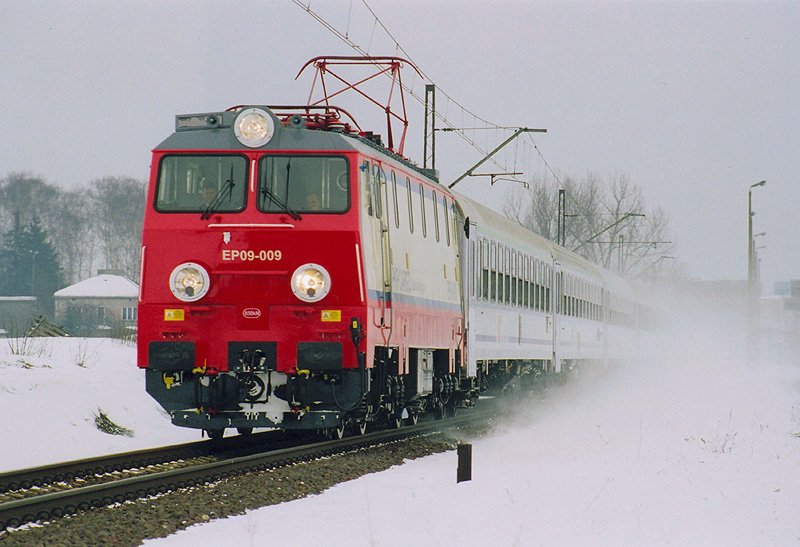 Zawiercie Borowe Pole, EP09-009 mit IC Wysocki nach Warschau Ost ( 14.03.2006 )