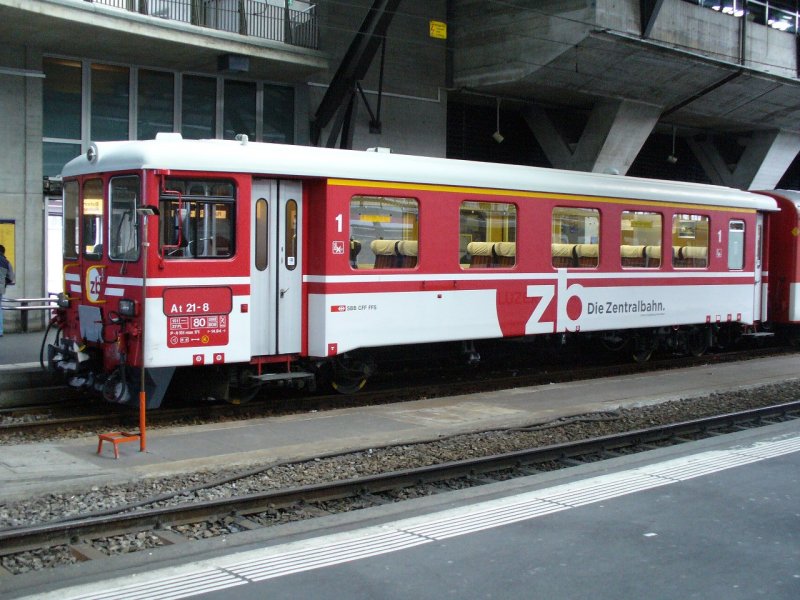 zb - 1 Kl. Steuerwagen At 21-8 ( ex LSE ) im Bahnhof von Luzern am 18.11.2007