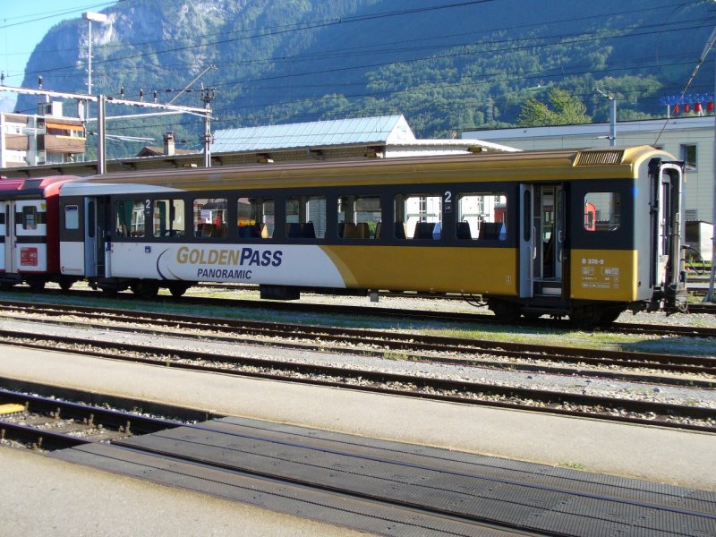 zb - 2 Kl. Personenwagen B 326-9 in den Farben des GOLDEN PASS Abgestellt im Bahnhofsareal von Meiringen am 05.08.2007
