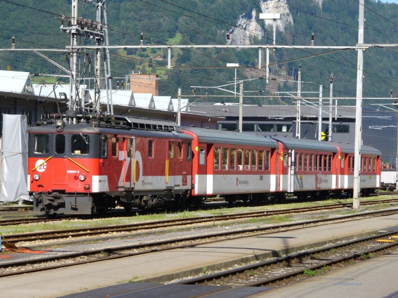 zb - Abgestellter Pendelzug mit Lok De 4/4 110 001-5 mit 2 Personenwagen  2 Kl. und mit einem Steuerwagen 1+2 Kl. im Bahnhofsareal von Meiringen am 04.08.2007