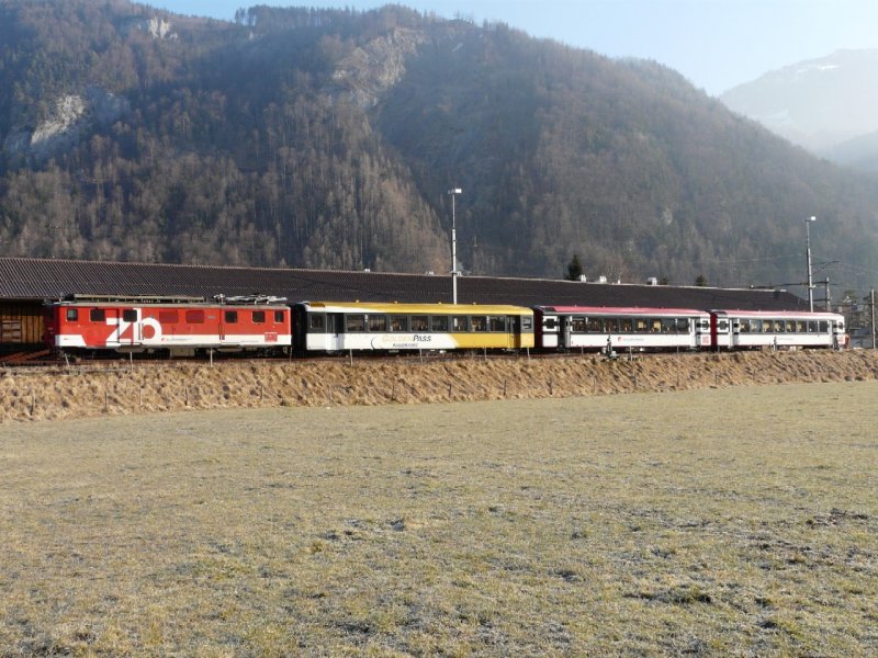 zb - Abgestellter Zug mit der Lok Deh 120 008-8 mit den Personenwagen B 307 + B 316 + B 303 Hinter der zb Werksttte in Meiringen am 17.02.2008