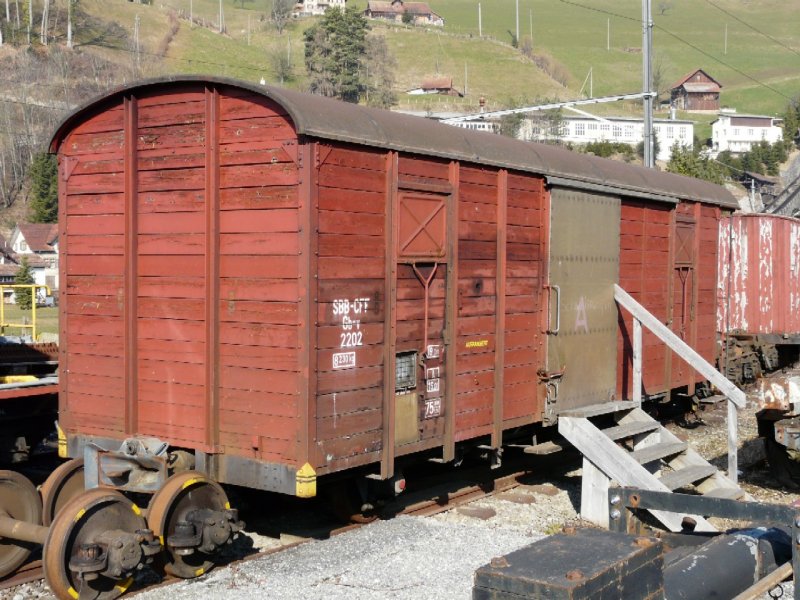 zb - Ausrangierter Gterwagen Gb-v 2202 Abgestellt in Alpnachstad am 17.02.2008