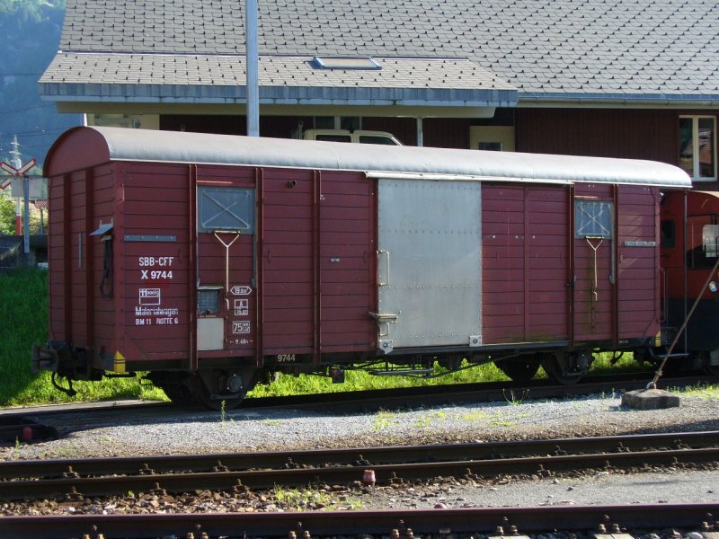 zb - Baudienstwagen X 9744 Abgestellt im Bahnhofsareal von Meiringen am 04.08.2007