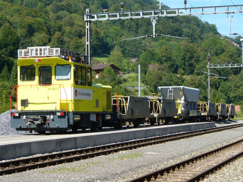 ZB - Baudienstzug mit Zuglok HGm 2/2 104001-3 und 6 Schotterwagen im Bahnhofsareal von Ringgenberg am 05.08.2007