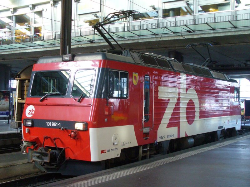 zb - E-Lok HGe 4/4  101 961-1 im Bahnhof von Luzern am 26.01.2008