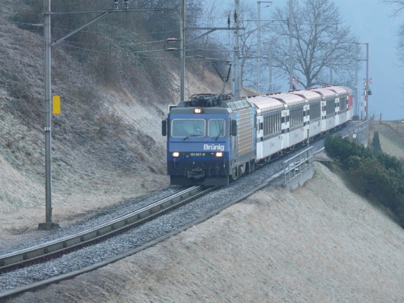 zb - E-Lok HGe 4/4 101 962-9 mit Vollwerbung unterwegs bei Giswil mit Schnellzug am 17.02.2008