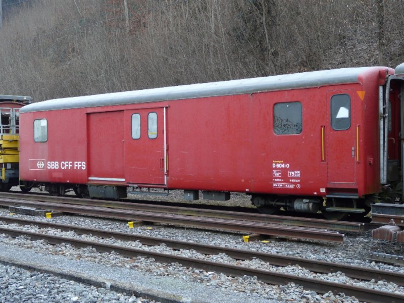 zb - Gepckwagen D 604-0 im Bahnhofsareal von Giswil am 17.02.2008