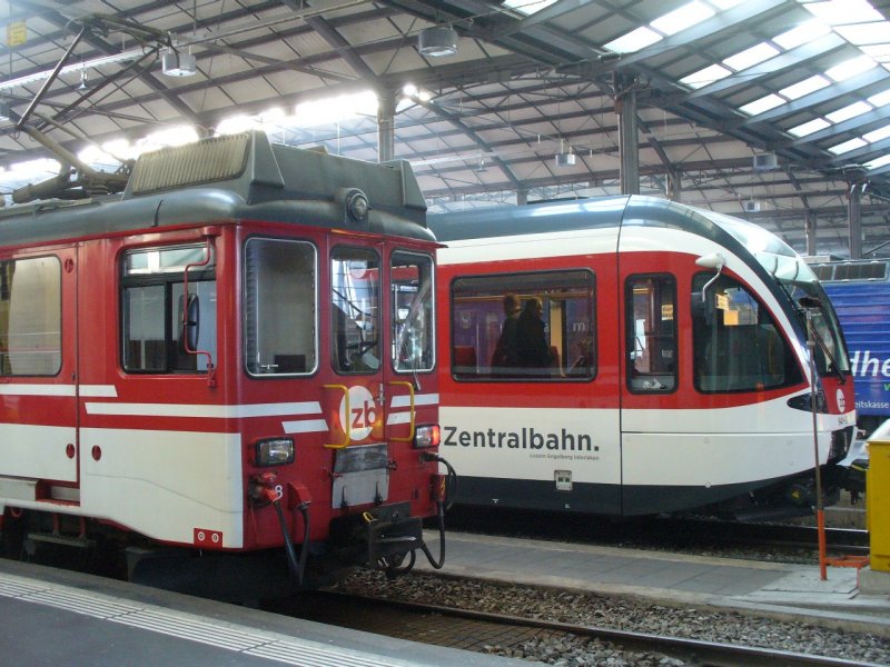 zb - Im Bahnhof Luzern am  26.01.2008 Der Triebwagen BDeh 4/4 8 und einem Triebzug ABe 130 ...-. sowie nur schwach erkennbar die E-Lok HGe 4/4 101962-9 mit Vollwerbung