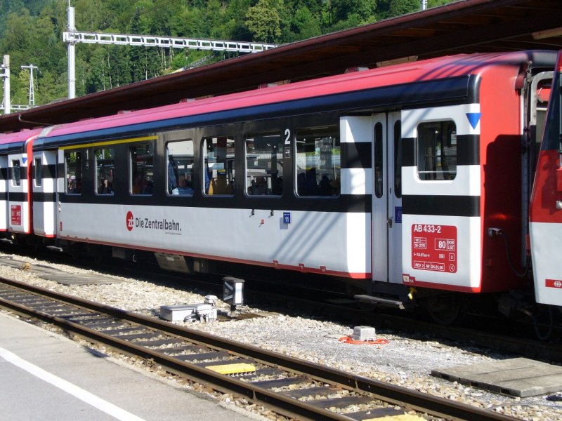 zb - Personenwagen 1 + 2 Kl. AB 433-2 im Bahnhof von Interlaken Ost am 16.06.2007