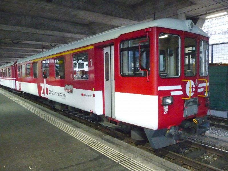 zb - Steuerwagen 1+2 Kl. ABt 27-0 im Bahnhof von Luzern am 17.10.2008