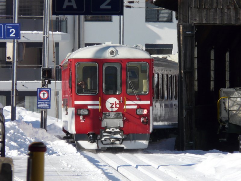 zb - Steuerwagen ABt 027-0 unterwegs nach Luzern bei der ausfaht aus dem Bahnhofsareal von Engelberg am 15.02.2009