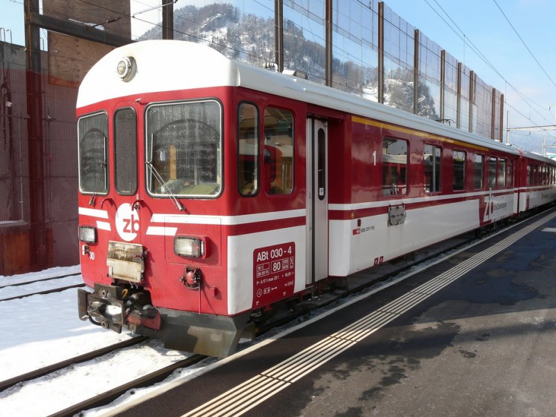 zb - Steuerwagen ABt 030-4 unterwegs nach Luzern im Bahnhof von Stansstad am 15.02.2009