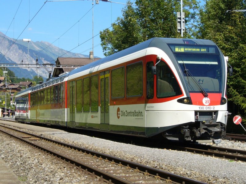 zb - Triebwagen ABe 130 010-2 bei der Ausfahrt aus dem Bahnhof von Oberried in Richtung Interlaken Ost am 05.08.2007