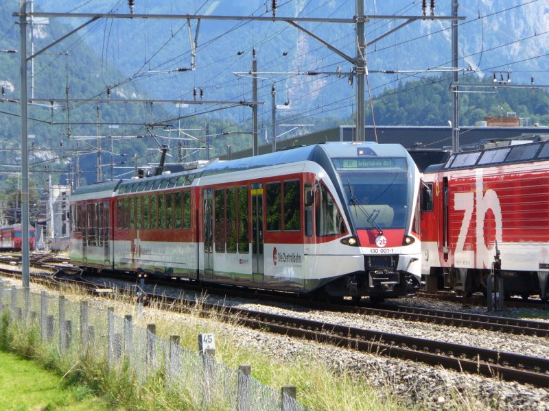 zb - Triebwagen ABe 130 001-1 bei der Ausfahrt aus dem Bahnhofsareal von Meiringen am 05.08.2007
