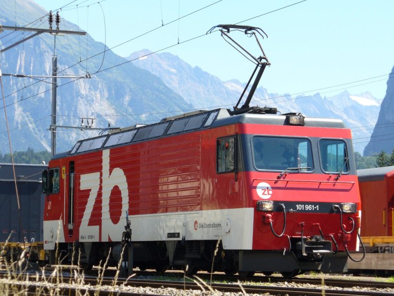 zb - Wartende Zahnrad E-Lok HGe 4/4 101 961-1 im Bahnhofsareal von Meiringen am 05.08.2007