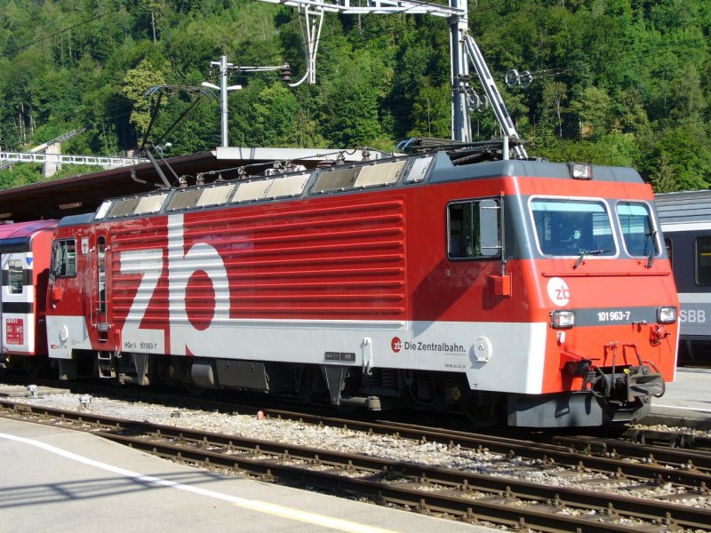 zb - Zahnrad E - Lok HGe 4/4 101 963-7 im Bahnhof von Interlaken Ost am 16.06.2007