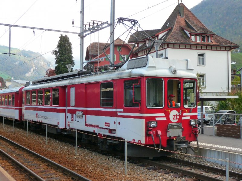 zb - Zahnradtriebwagen BDeh 4/4  1  im Bahnhof von Stans am 17.10.2008