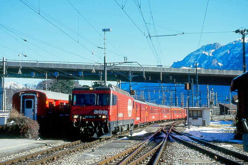 ZB/Br�nig - Regionalzug 6328 von Meiringen nach Intelaken Ost am 13.02.1998 Einfahrt Interlaken Ost mit Zahnrad-E-Lok HGe 4/4 101 964-5 - D 1602 - B 351 - B 307 - A 216 - B 308 - B 313 - B 306.

